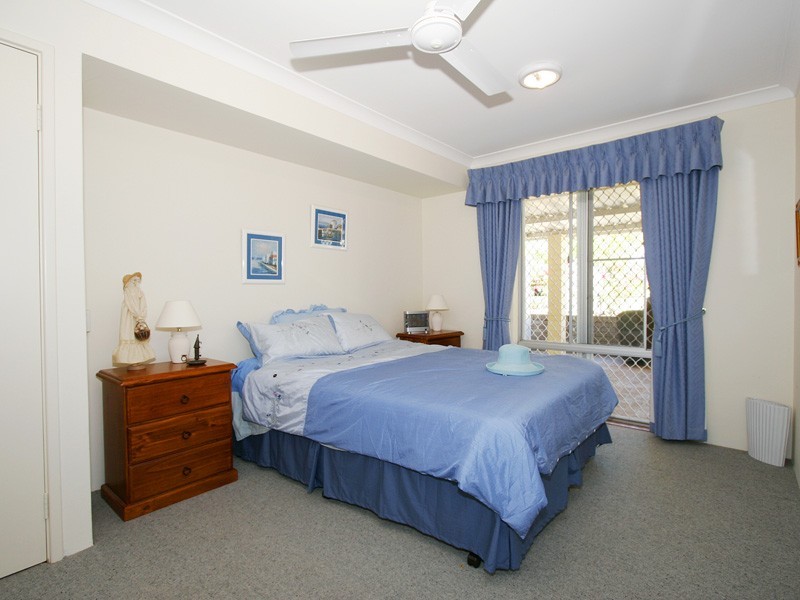 6 Honeysuckle Grv, Carramar WA 6031