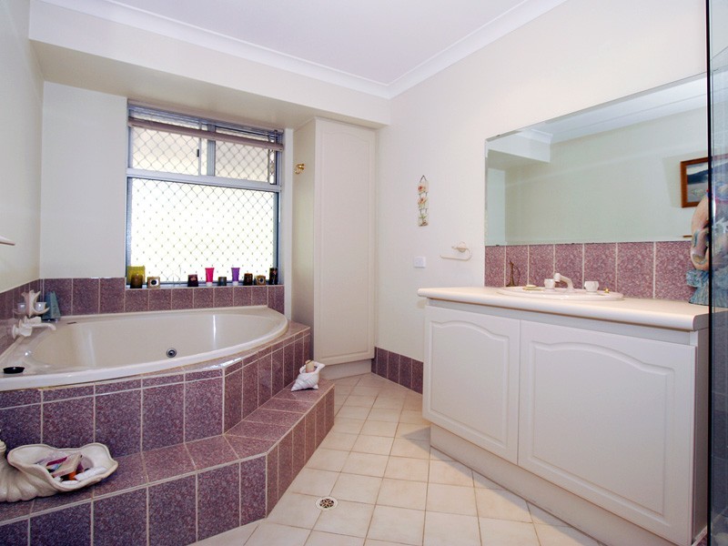 6 Honeysuckle Grv, Carramar WA 6031