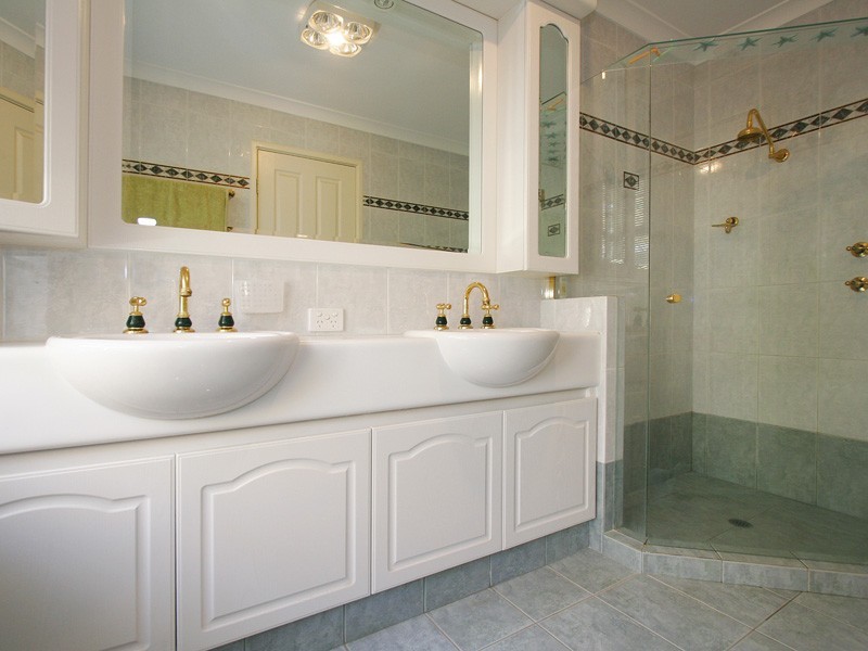 6 Honeysuckle Grv, Carramar WA 6031