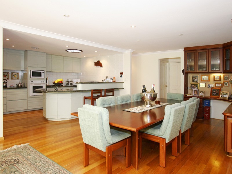 6 Honeysuckle Grv, Carramar WA 6031