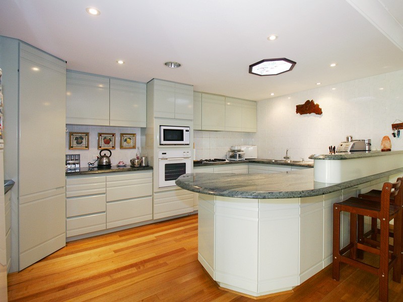 6 Honeysuckle Grv, Carramar WA 6031
