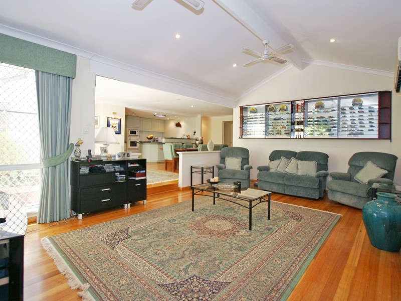 6 Honeysuckle Grv, Carramar WA 6031