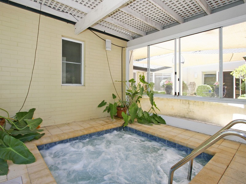 6 Honeysuckle Grv, Carramar WA 6031
