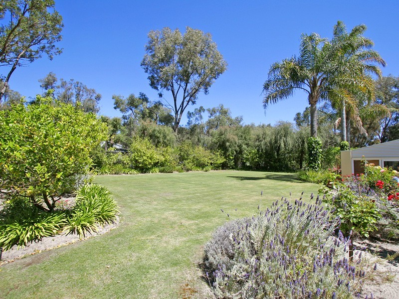 6 Honeysuckle Grv, Carramar WA 6031