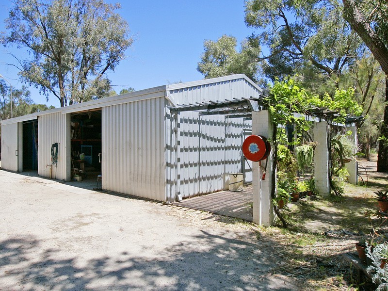 6 Honeysuckle Grv, Carramar WA 6031