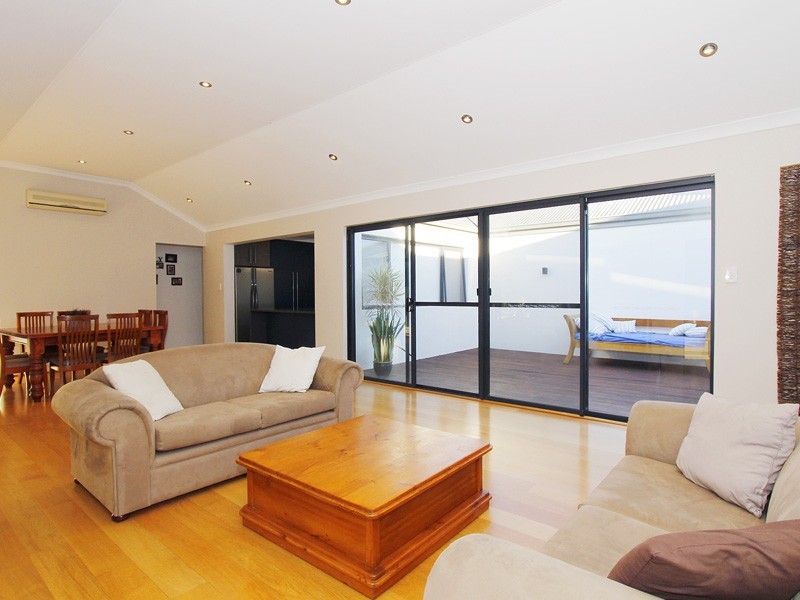 32 Koolyanga Rd, Mullaloo WA 6027