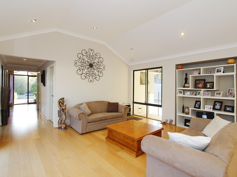 32 Koolyanga Rd, Mullaloo WA 6027