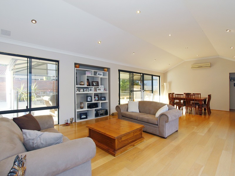 32 Koolyanga Rd, Mullaloo WA 6027