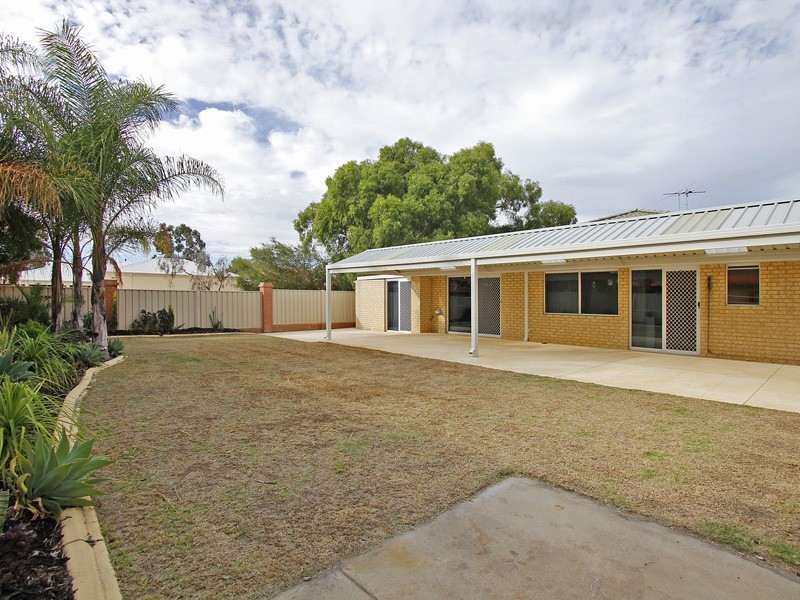 8 Houghton Drive, Carramar WA 6031