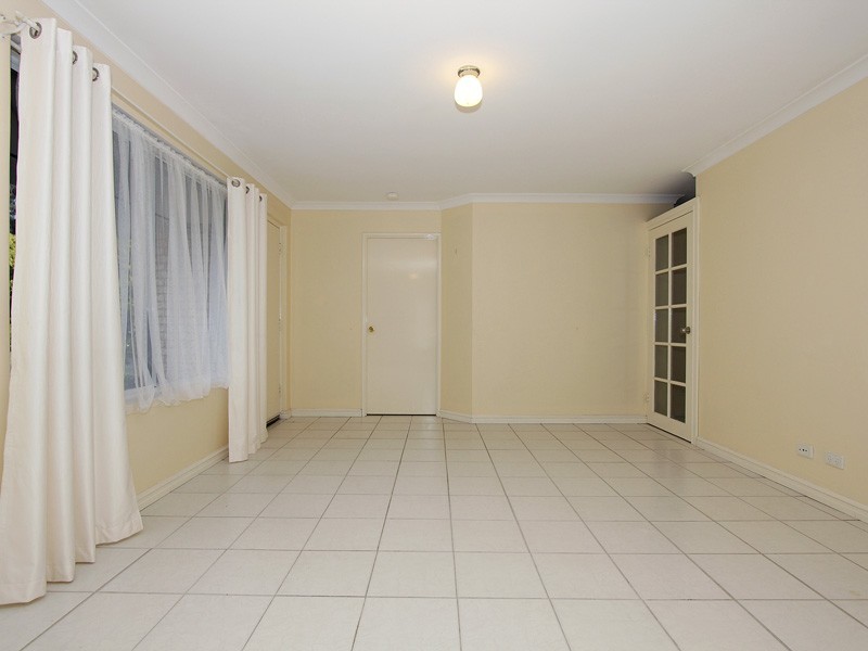 8 Houghton Drive, Carramar WA 6031