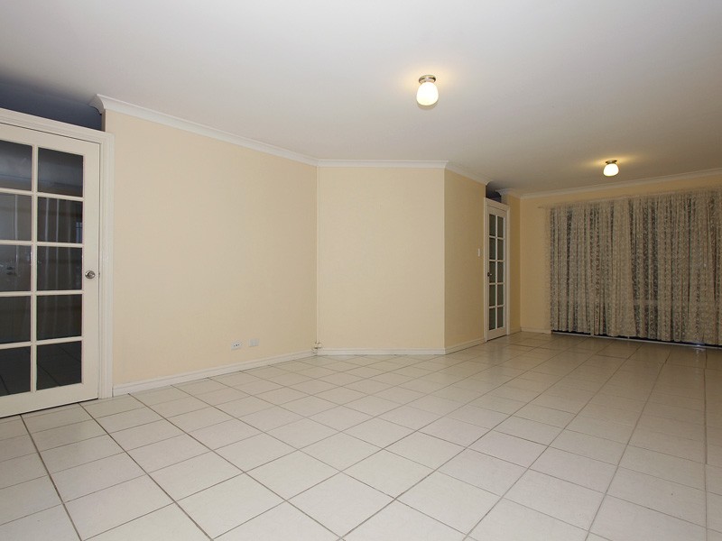 8 Houghton Drive, Carramar WA 6031