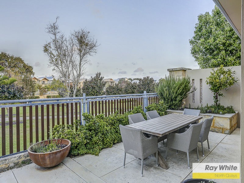 18 Tahiti Lane, Hillarys WA 6025