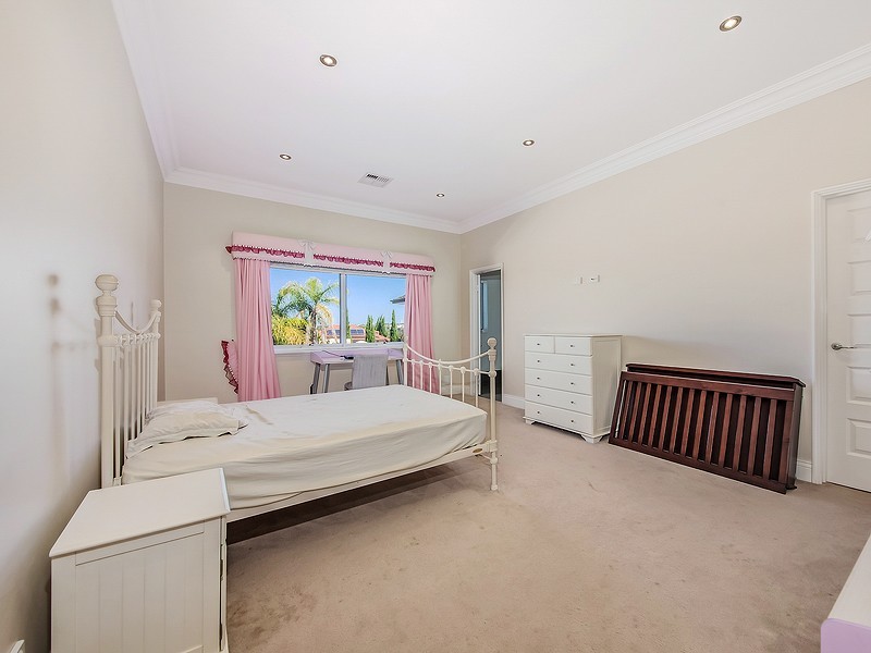32 Carramar Road, Carramar WA 6031