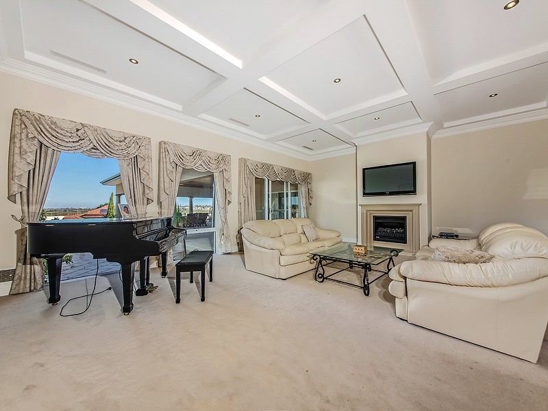 32 Carramar Road, Carramar WA 6031