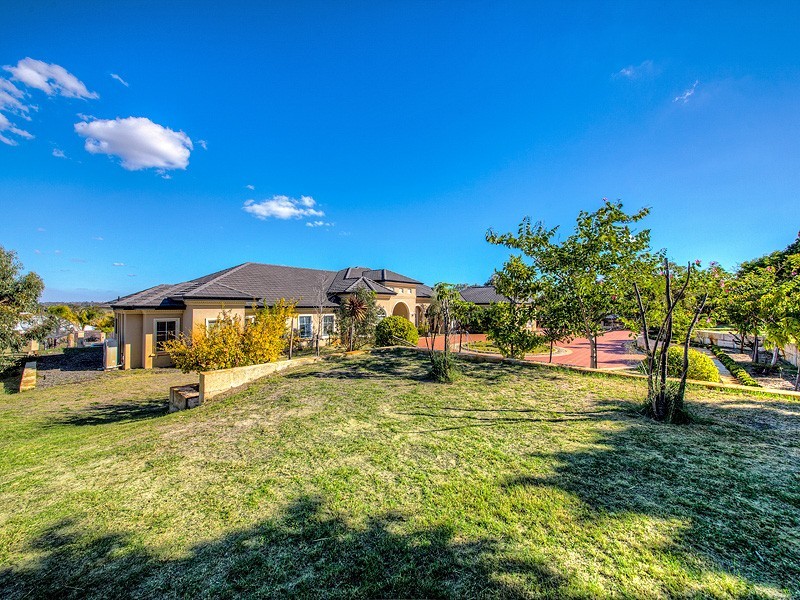 32 Carramar Road, Carramar WA 6031