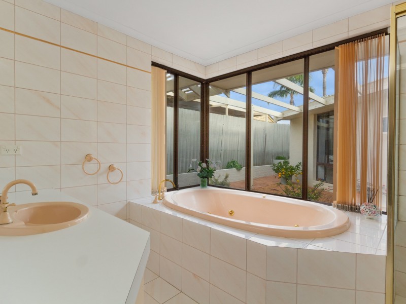 8 MacMillan Rise, Duncraig WA 6023