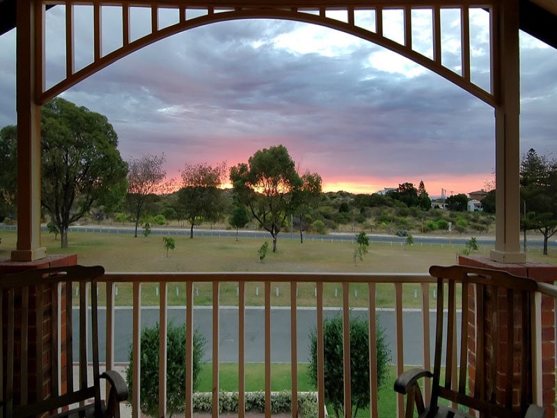 28 CLAREVILLE CRESCENT, Kallaroo WA 6025