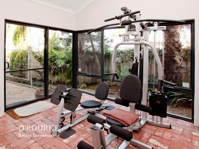 2 Gwelup Street, Karrinyup WA 6018