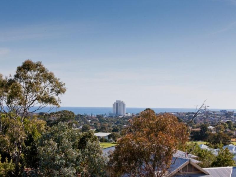 35 Oxcliffe Road, Doubleview WA 6018