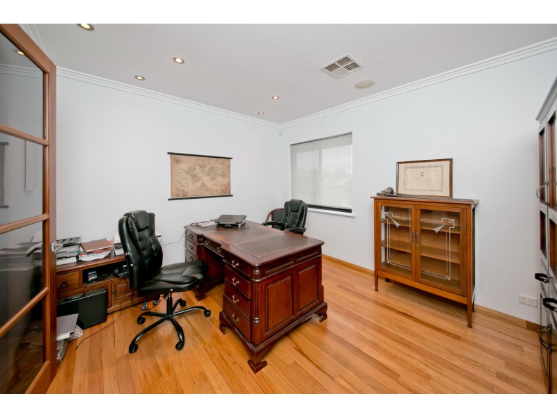 10 Abney Place, Trigg WA 6029