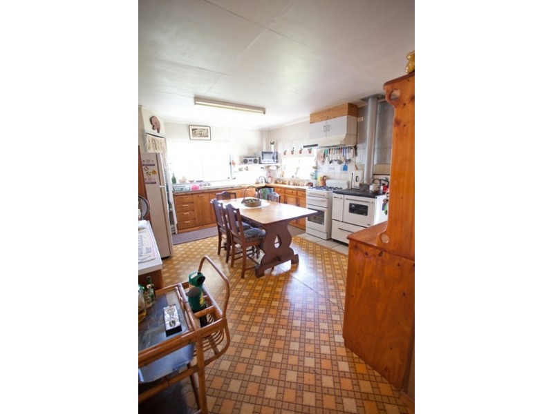 927 Round Hill Rd, Captain Creek QLD 4677