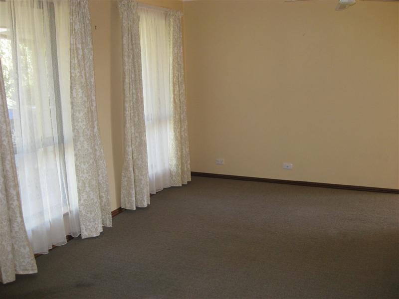 14 St Albans Road, Woodcroft SA 5162