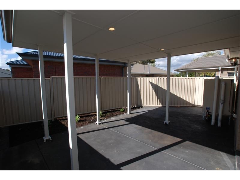 5 Cowra Cres, Park Holme SA 5043