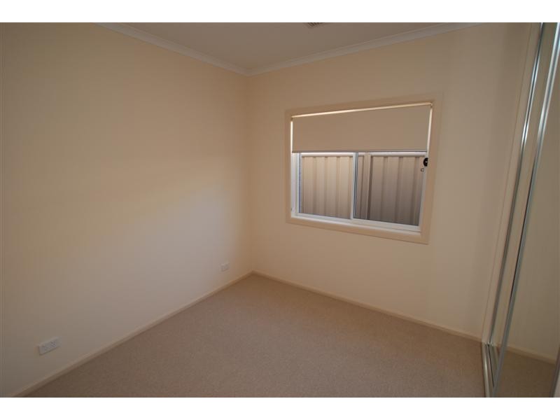 5 Cowra Cres, Park Holme SA 5043