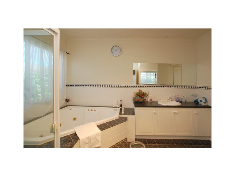 19 Ingleton Drive, Hallett Cove SA 5158