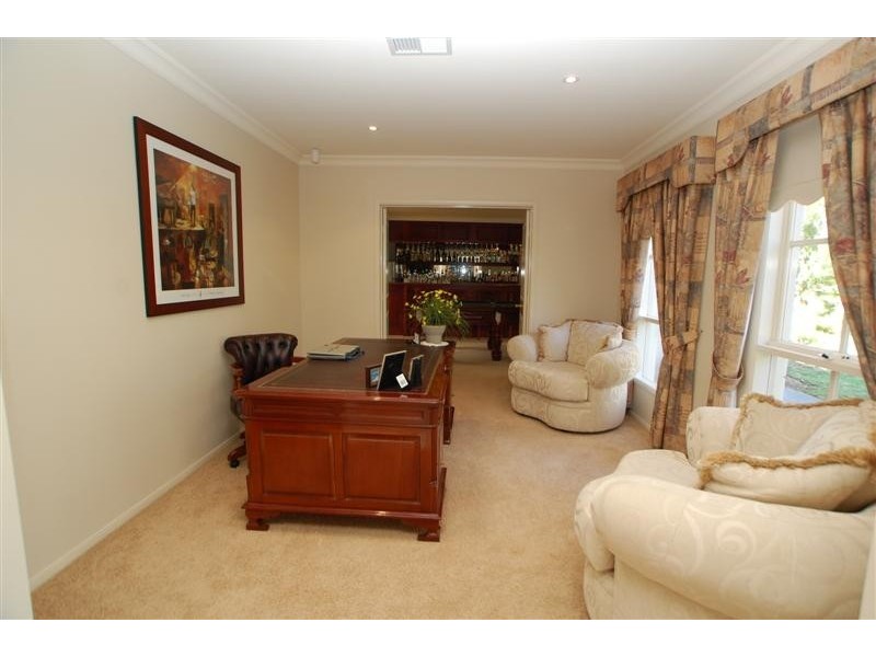 15 Nicholas Walk, Aberfoyle Park SA 5159