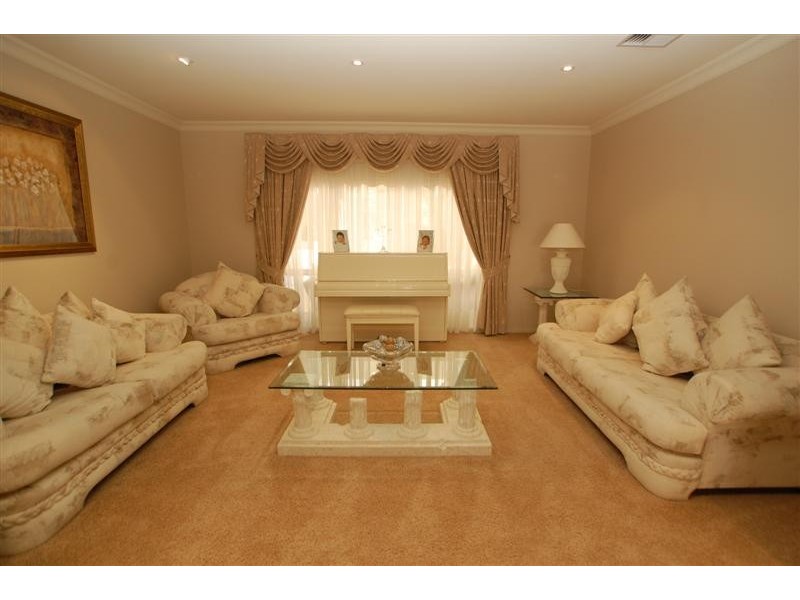 15 Nicholas Walk, Aberfoyle Park SA 5159