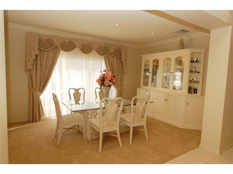 15 Nicholas Walk, Aberfoyle Park SA 5159