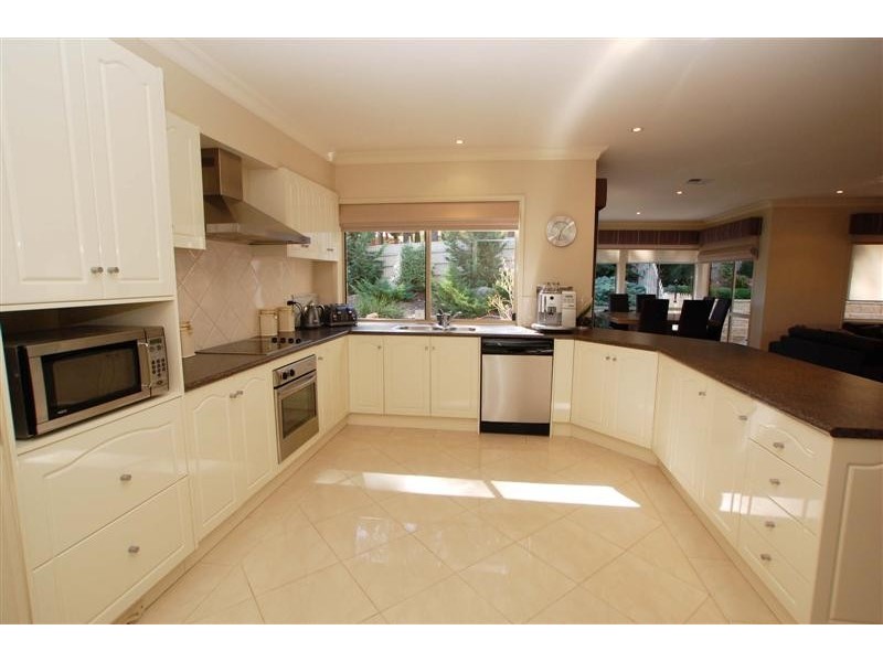 15 Nicholas Walk, Aberfoyle Park SA 5159