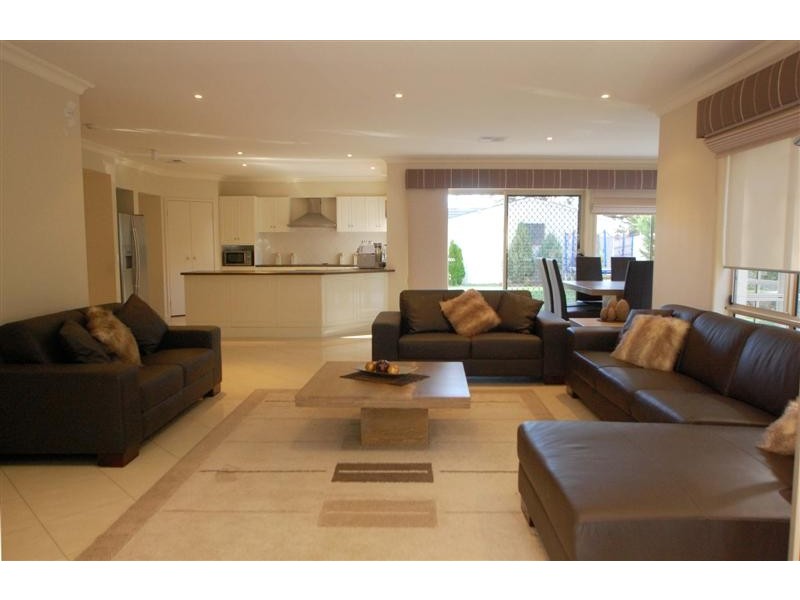 15 Nicholas Walk, Aberfoyle Park SA 5159