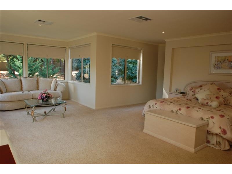 15 Nicholas Walk, Aberfoyle Park SA 5159