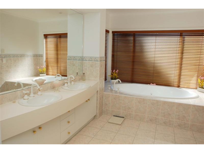 15 Nicholas Walk, Aberfoyle Park SA 5159