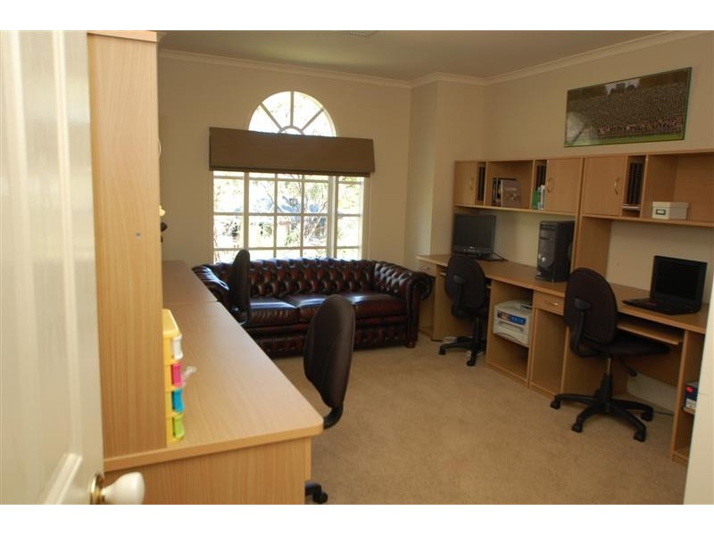 15 Nicholas Walk, Aberfoyle Park SA 5159