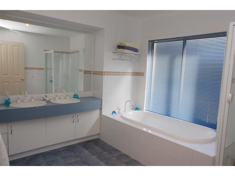 15 Nicholas Walk, Aberfoyle Park SA 5159