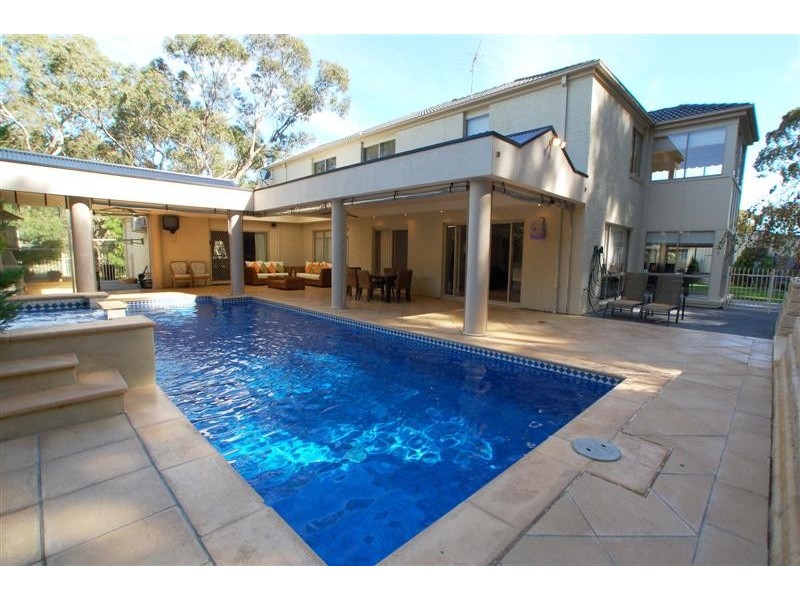 15 Nicholas Walk, Aberfoyle Park SA 5159