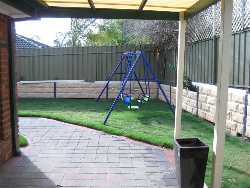 4 Esther Dr, Woodcroft SA 5162