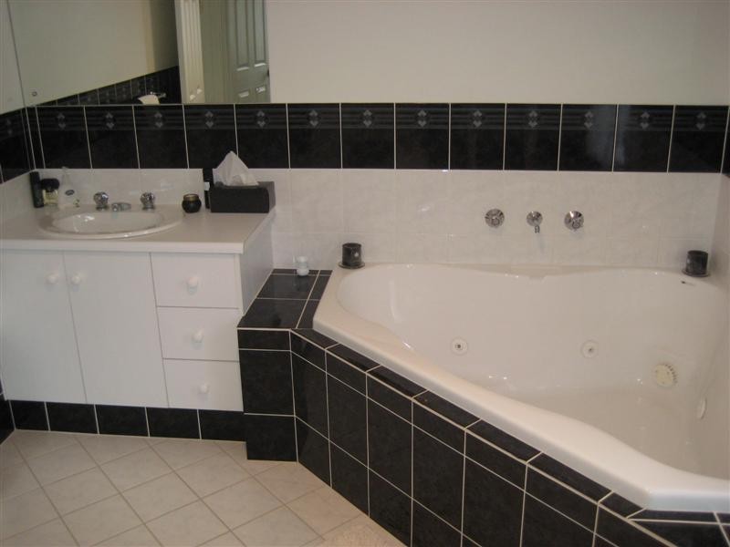 19 Forest Dr, Happy Valley SA 5159