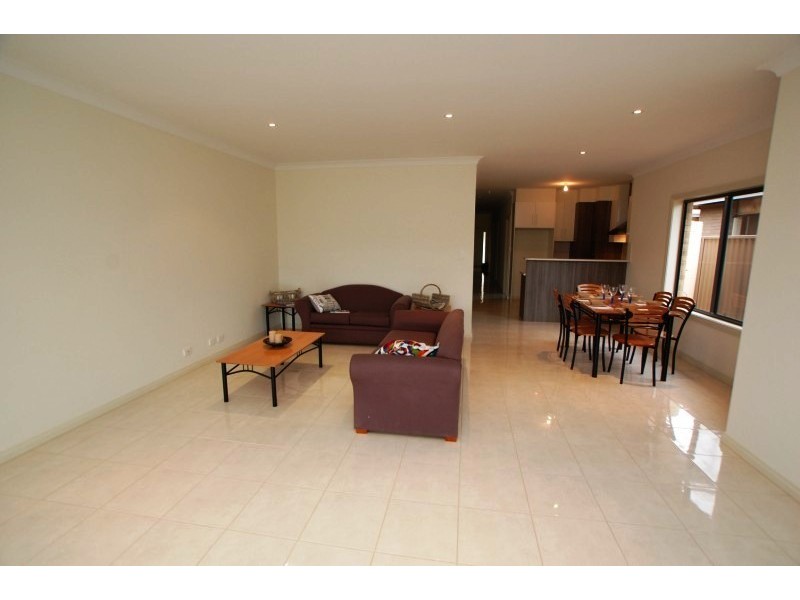 21 Burton Avenue, Park Holme SA 5043