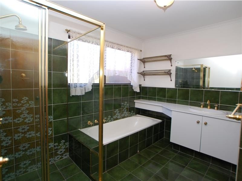 25 Banksia Road, Aberfoyle Park SA 5159