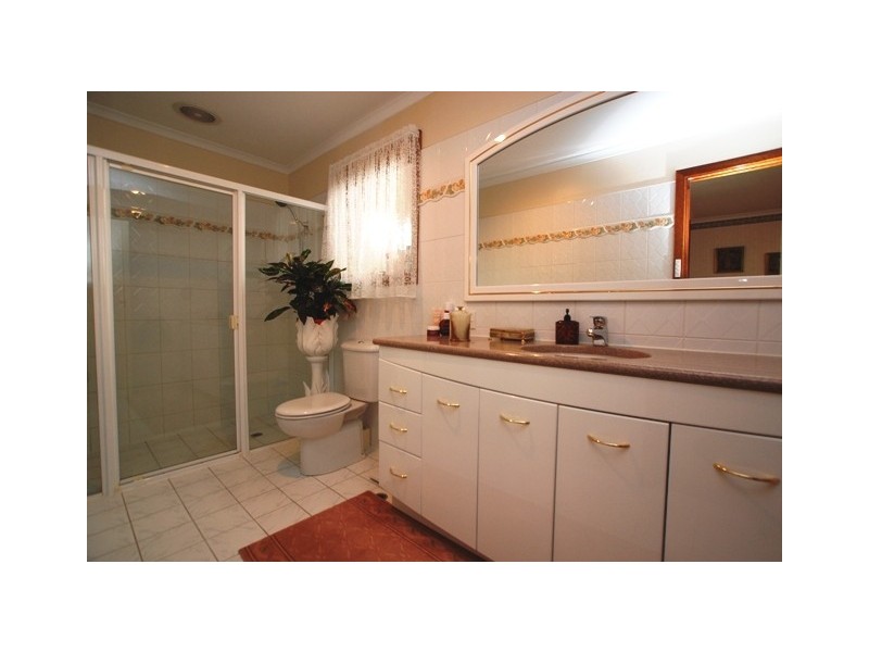 15 Jade Cres, Aberfoyle Park SA 5159