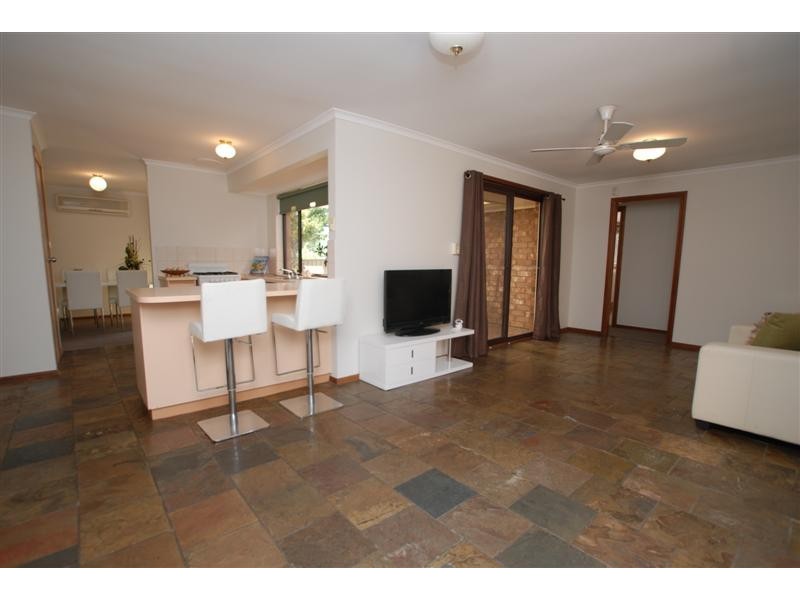 14 St Albans Road, Woodcroft SA 5162