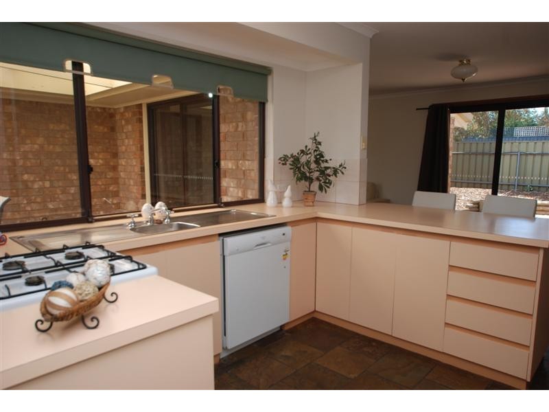 14 St Albans Road, Woodcroft SA 5162