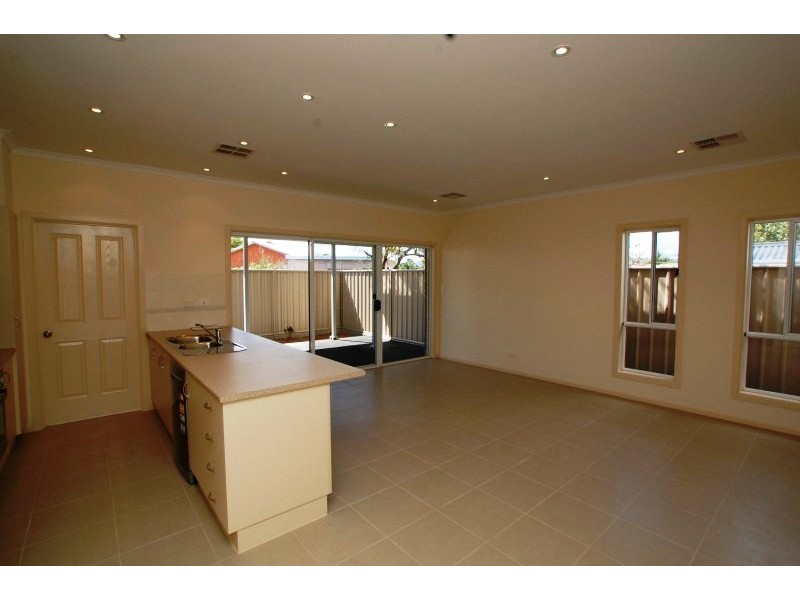 5B  Cowra Cres, Park Holme SA 5043