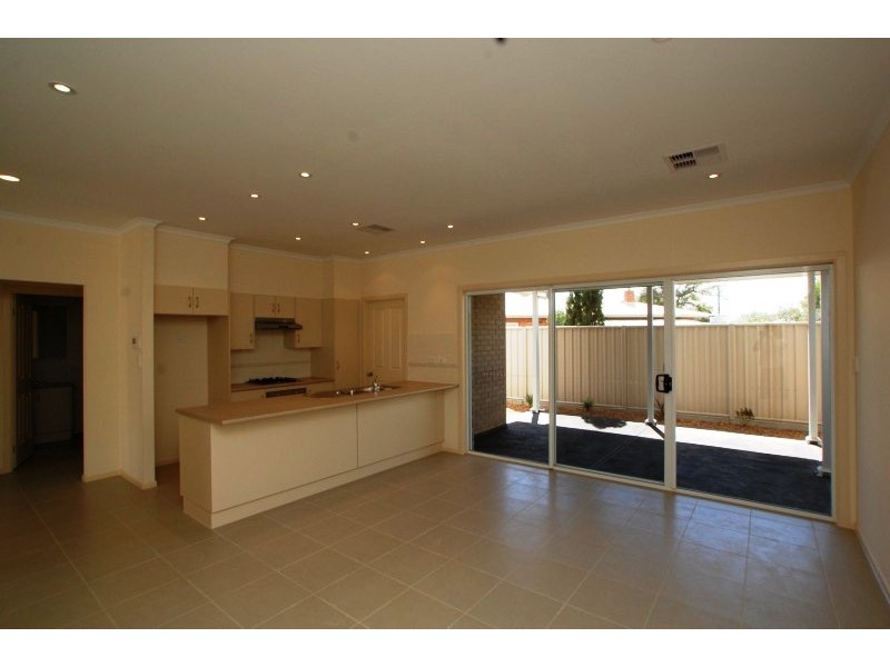 5B  Cowra Cres, Park Holme SA 5043