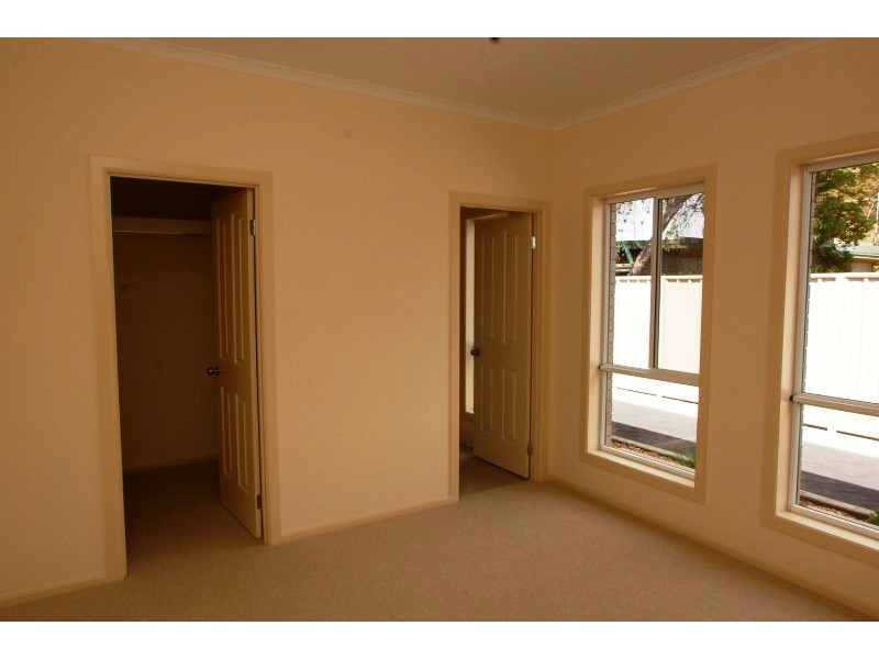 5B  Cowra Cres, Park Holme SA 5043