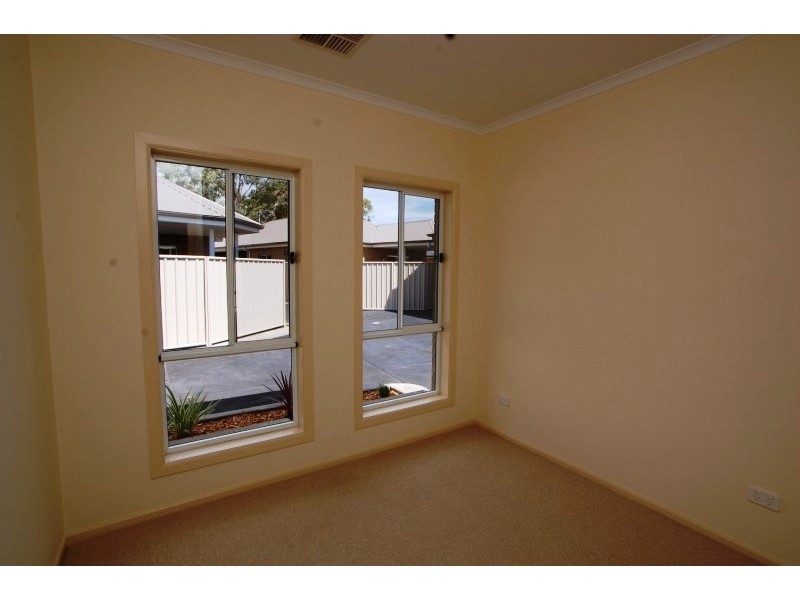 5B  Cowra Cres, Park Holme SA 5043